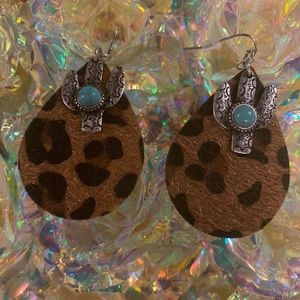 Western earrings with a hint of leopard 🐆